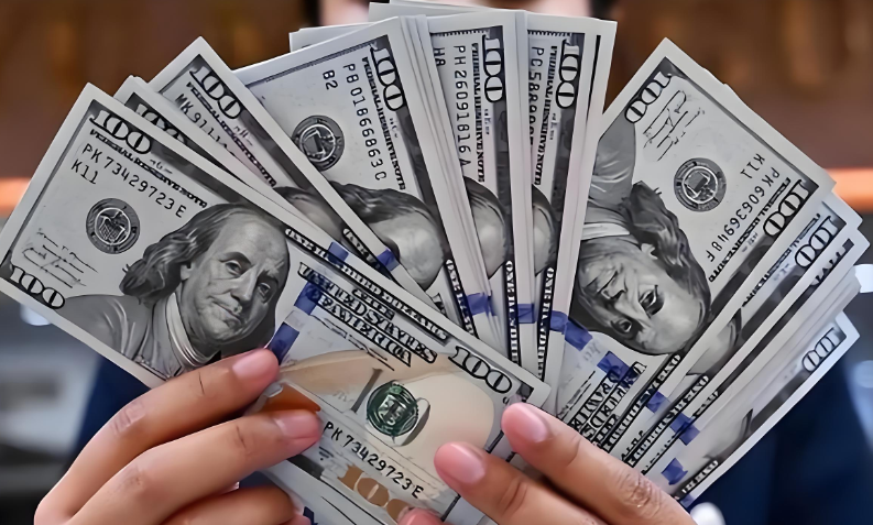 US Dollar Weakens as Markets Price in Earlier Fed Rate Cuts