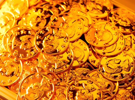 Gold Sets Record High, Retreats on Profit-Taking