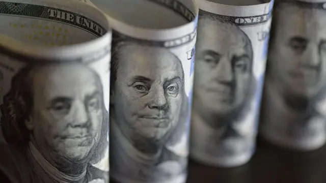 US Dollar Weakens as Rate-Cut Bets Rise